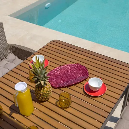 The Red Nest Villa Amoudi